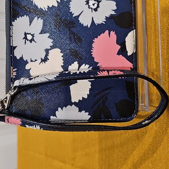 Kate Spade Gala Floral Tinie Wristlet EUC - Picture 4 of 10